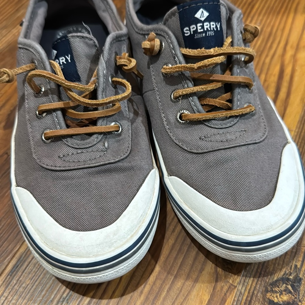 Sperrys women’s size 6 slip on boat shoes - moderately worn (see pics)